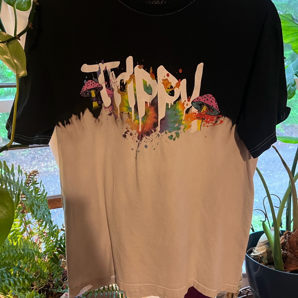 'Trippy' Graphic Two-Tone Tee - Black & White